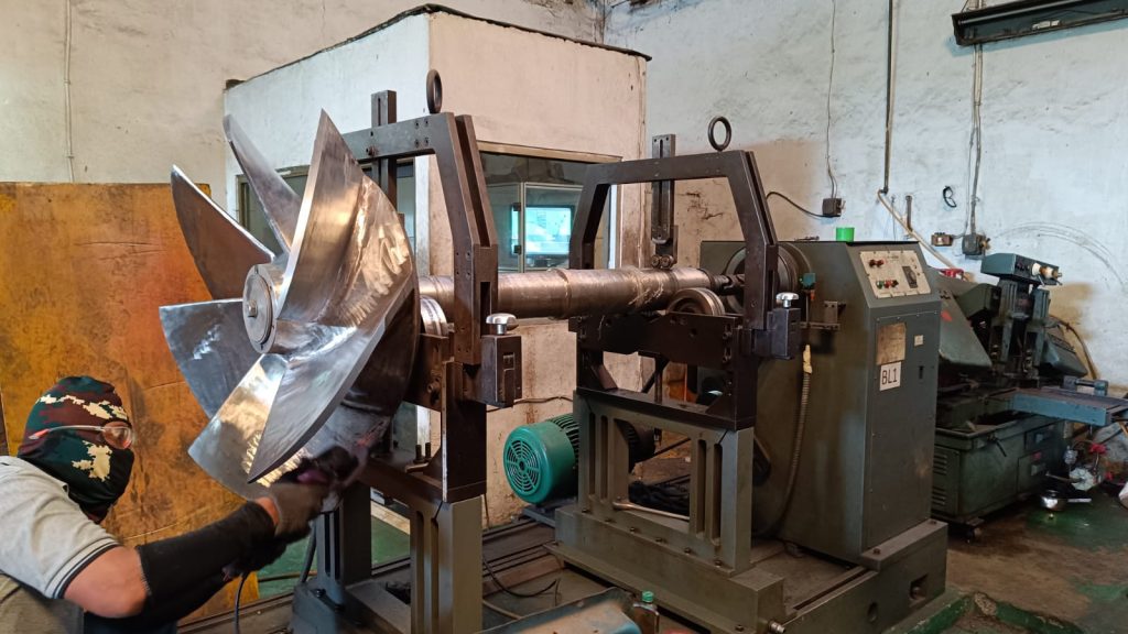 Turbine runner on the dynamic balancing machine